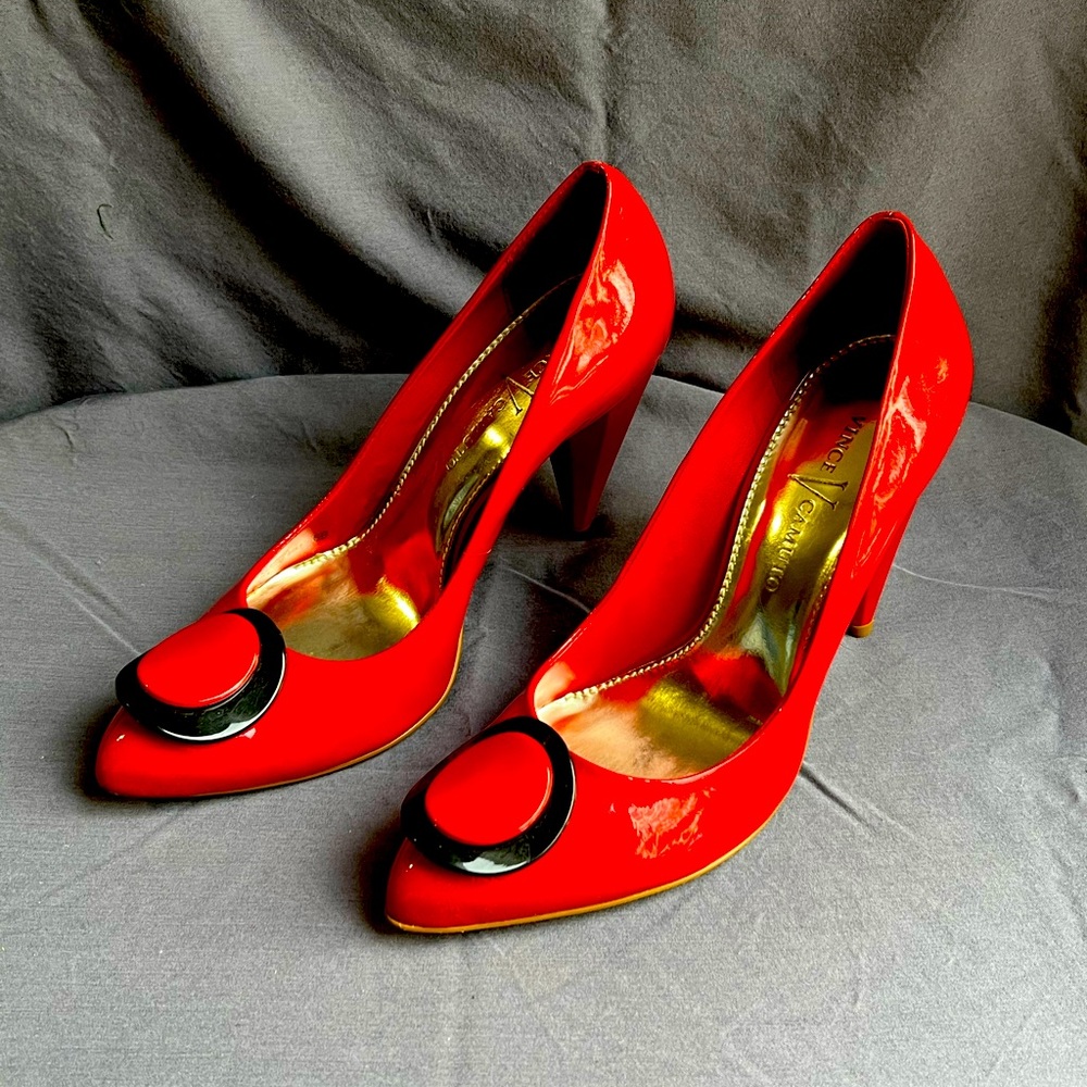 sz 6 Vince Camuto red patent heels, retro style